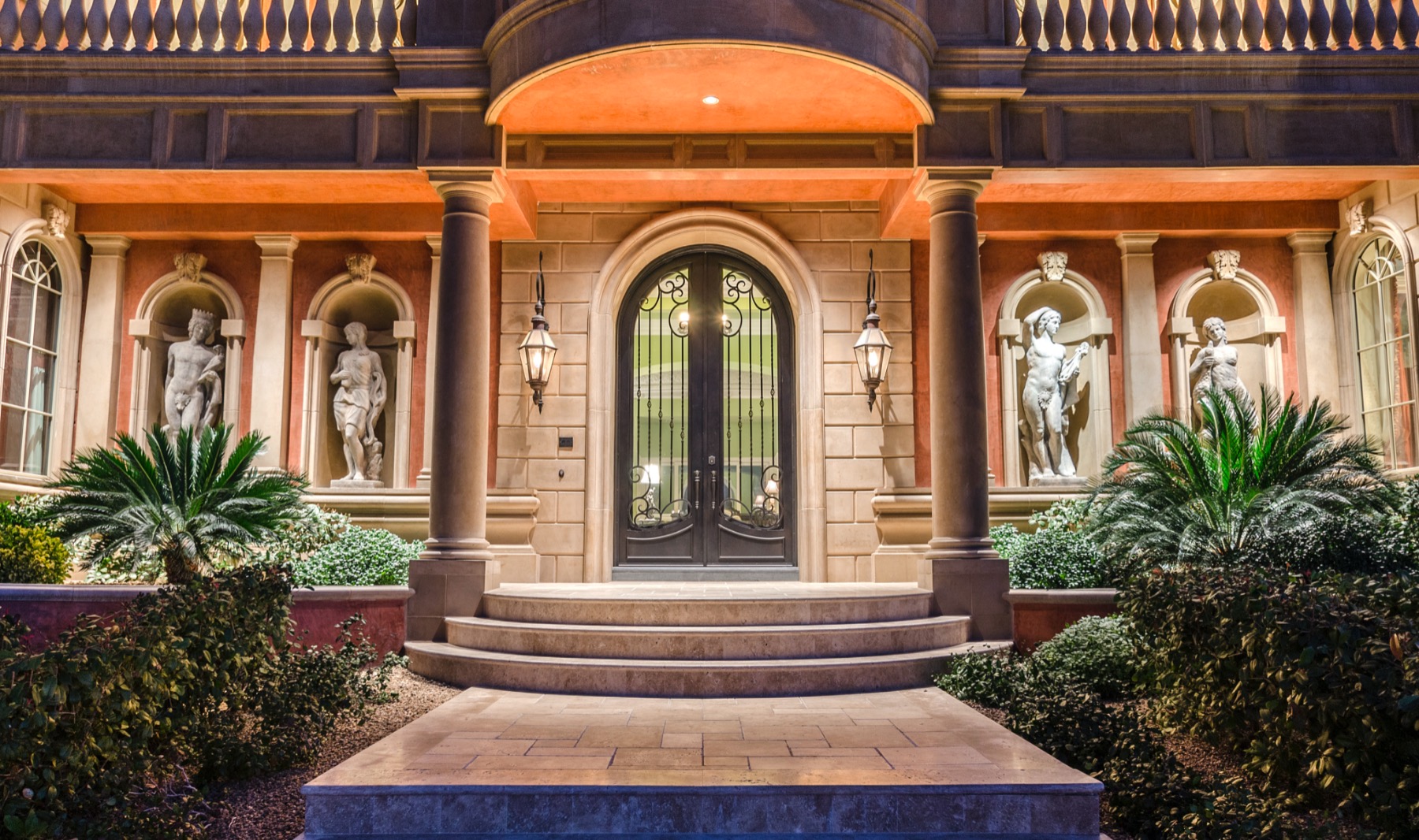 Dumb Ledge in the entry way - any ideas? : r/HomeDecorating, image size:1800x1066